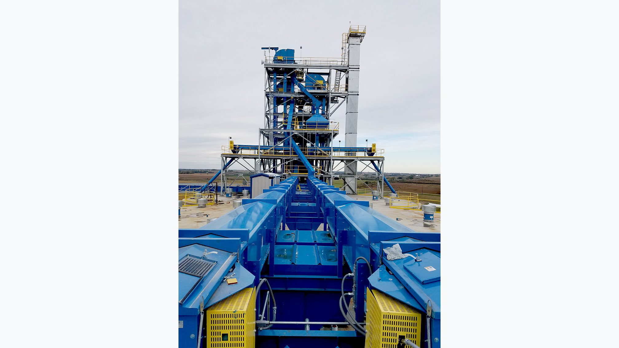 Large industrial structure with conveyor belt
