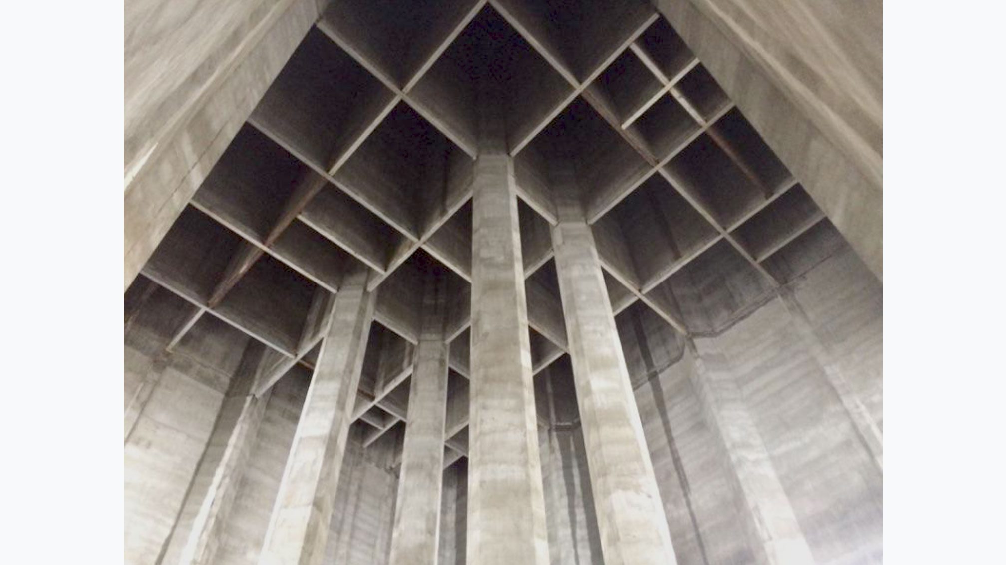 Massive concrete beams in symmetrical design